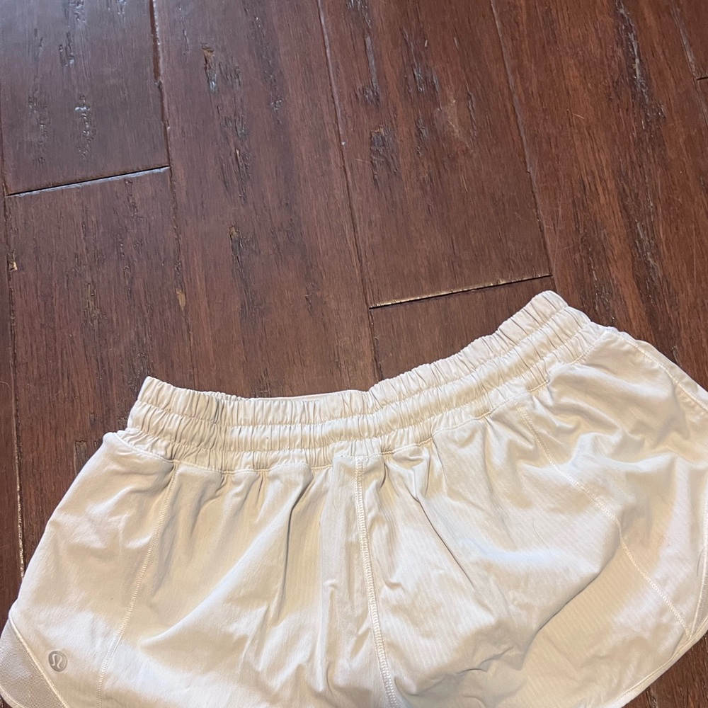 Lululemon white/crème shorts.